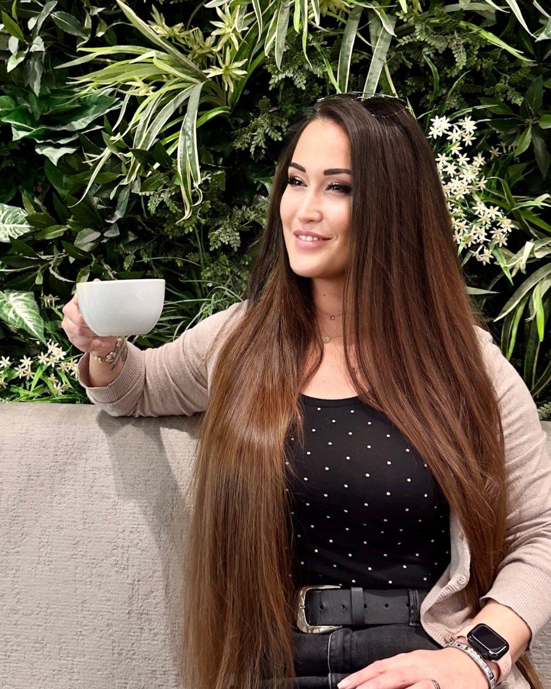Cécile Riesen entspannt bei einem Kaffee