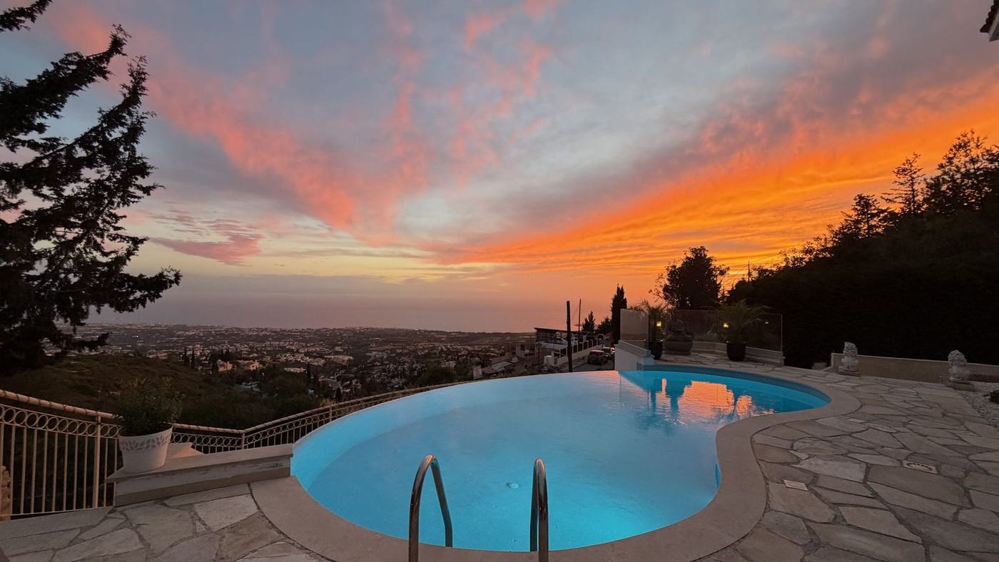 Blick von der Terrasse über Pool und Meer bei Sonnenuntergang, Zypern